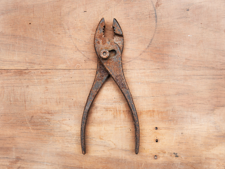 A slip joint pliers